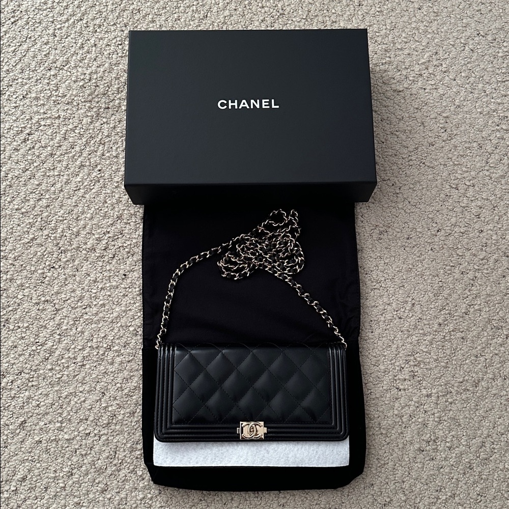 Excellent Condition CHANEL Black Iridescent Glazed Calfskin Boy Wallet on Chain